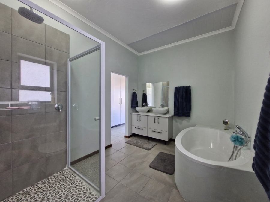 5 Bedroom Property for Sale in Stilbaai Oos Western Cape